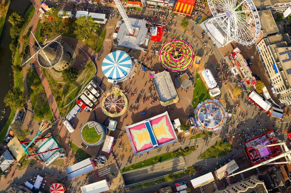 De kermis op de Lammermarkt in Leiden van bovenaf, met reuzenrad en attracties